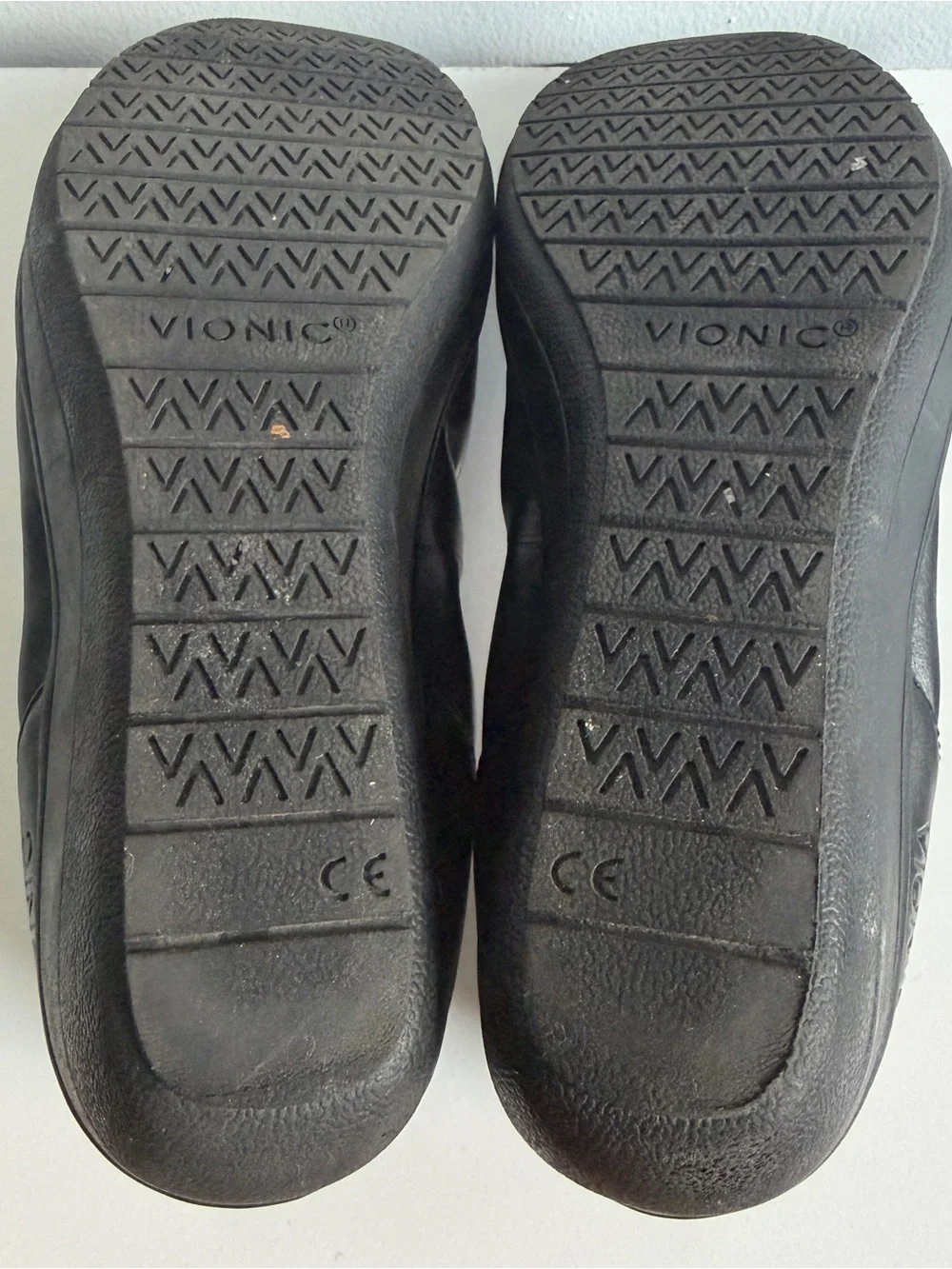 EUC Vionic Black “Jacey” Slip On Wedge Short Heel Round Toe sz 8 supportive
